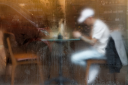 Hinter Glas